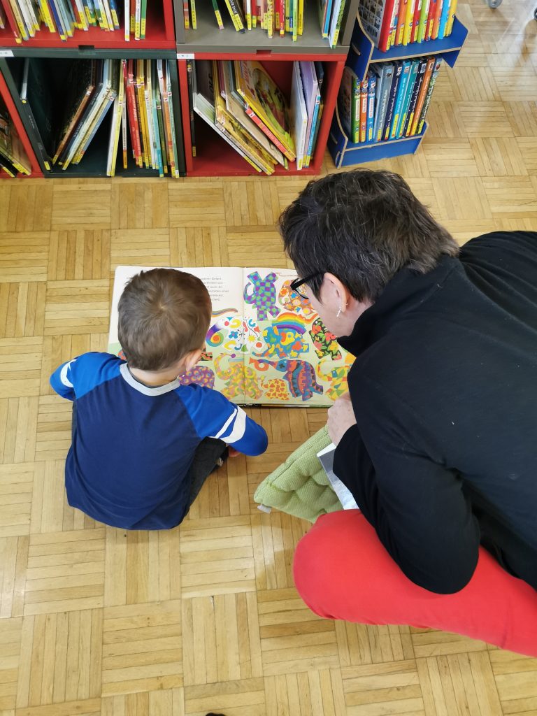 Kinder in der Bibliothek Altach