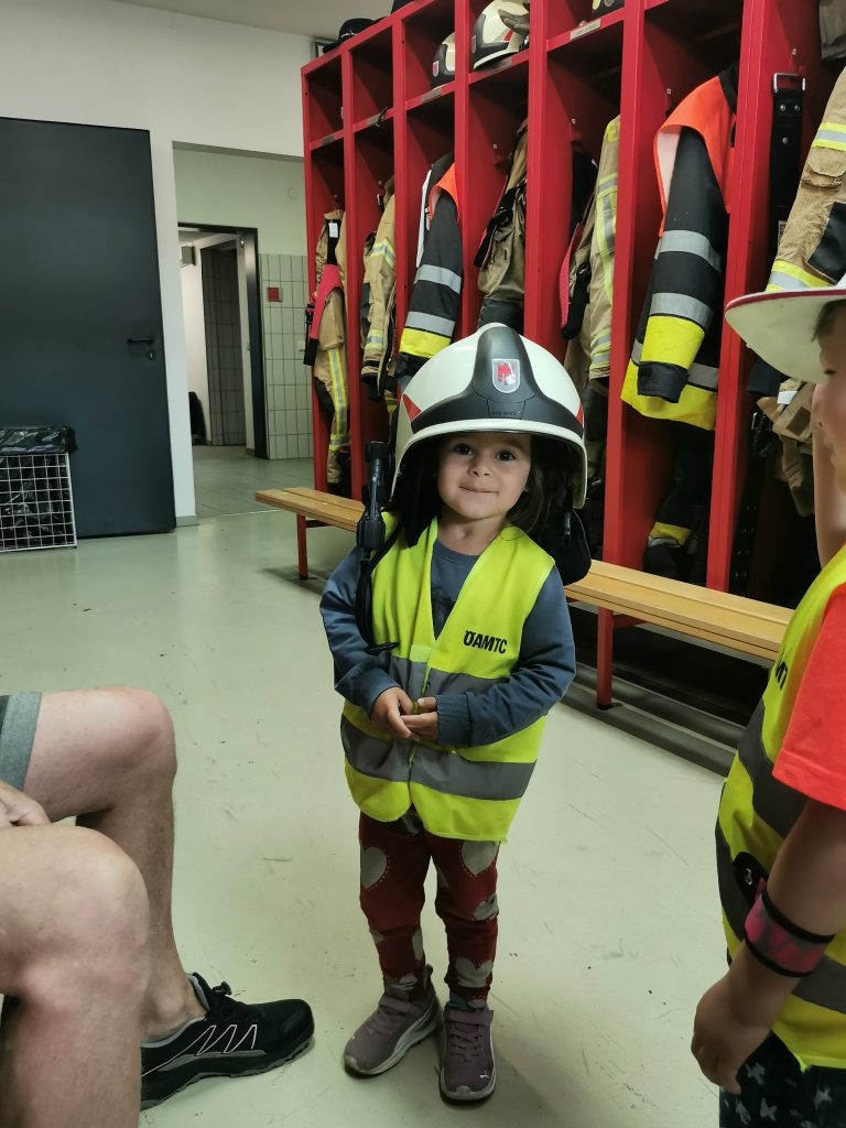 Kind mit Feuerwehrhelm