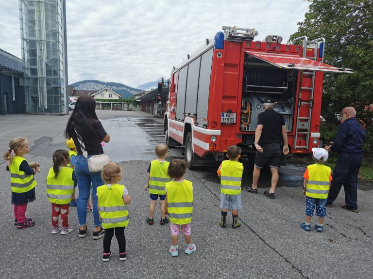 Kinder besichtigen das Feuerwehrauto