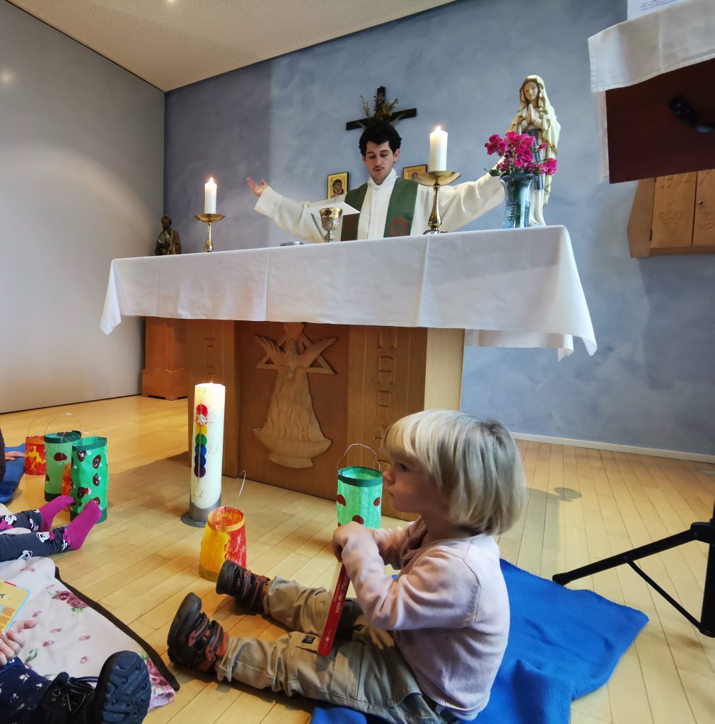Kind in der Kapelle mit Laterne