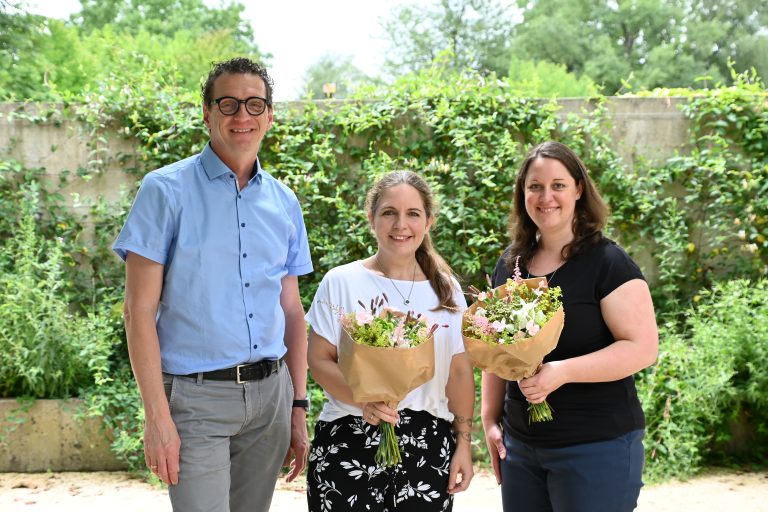 Bürgermeister Markus Giesinger gratulierte Julia Plankensteiner und Elisabeth Aichner zur Graduierung